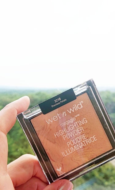 WET N WILD MegaGlo Highlighting Powder
Precious Petals
880yen(アマゾン参照)

旅先からこんにちは🙃
今日は旅のお供を紹介します！✨
私が愛