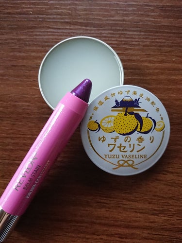 REVLON バーム ステインのクチコミ「レブロン新色７０番。やっぱり買っちゃいました✨😙もっと暗めの色と悩んだけど、こちらは青ラメが沢.....」（2枚目）