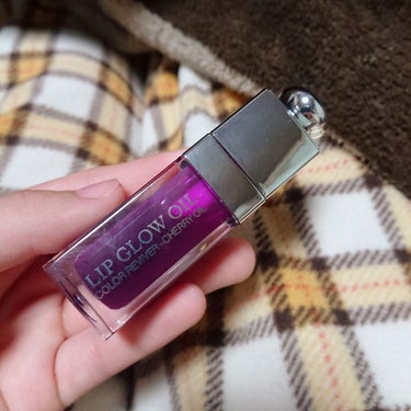 初のDiorです…Diorデビュー…
お正月あたりからLIPSでもよく見かけていたアディクトリップグロウオイルの、006 ベリーをお年玉で買ってみました！
塗る時に甘いバニラの香りがして、とても癒されま