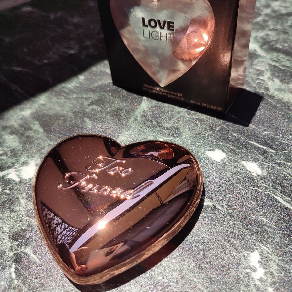 Too Facedのラブ ライト ハイライター

レイ オブ ライト



凍結乾燥でリキッドからパウダーに変更する製法
で(凄くないですか？？)

なめらかな仕上がりに🥺

一見派手そうですが、肌馴染みが良くキツくなり過ぎません。

心