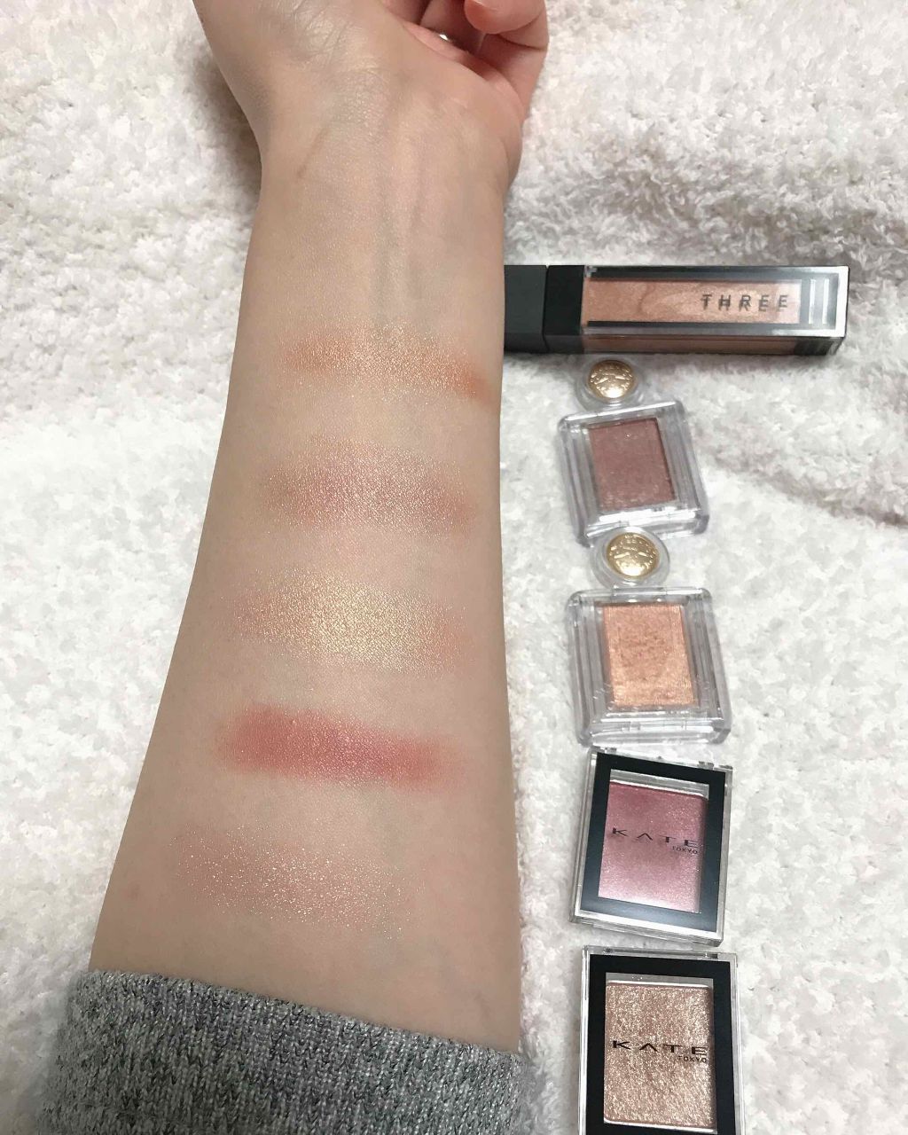 ウイスパーグロスフォーアイ/THREE/リキッドアイシャドウを使ったクチコミ(2枚目)