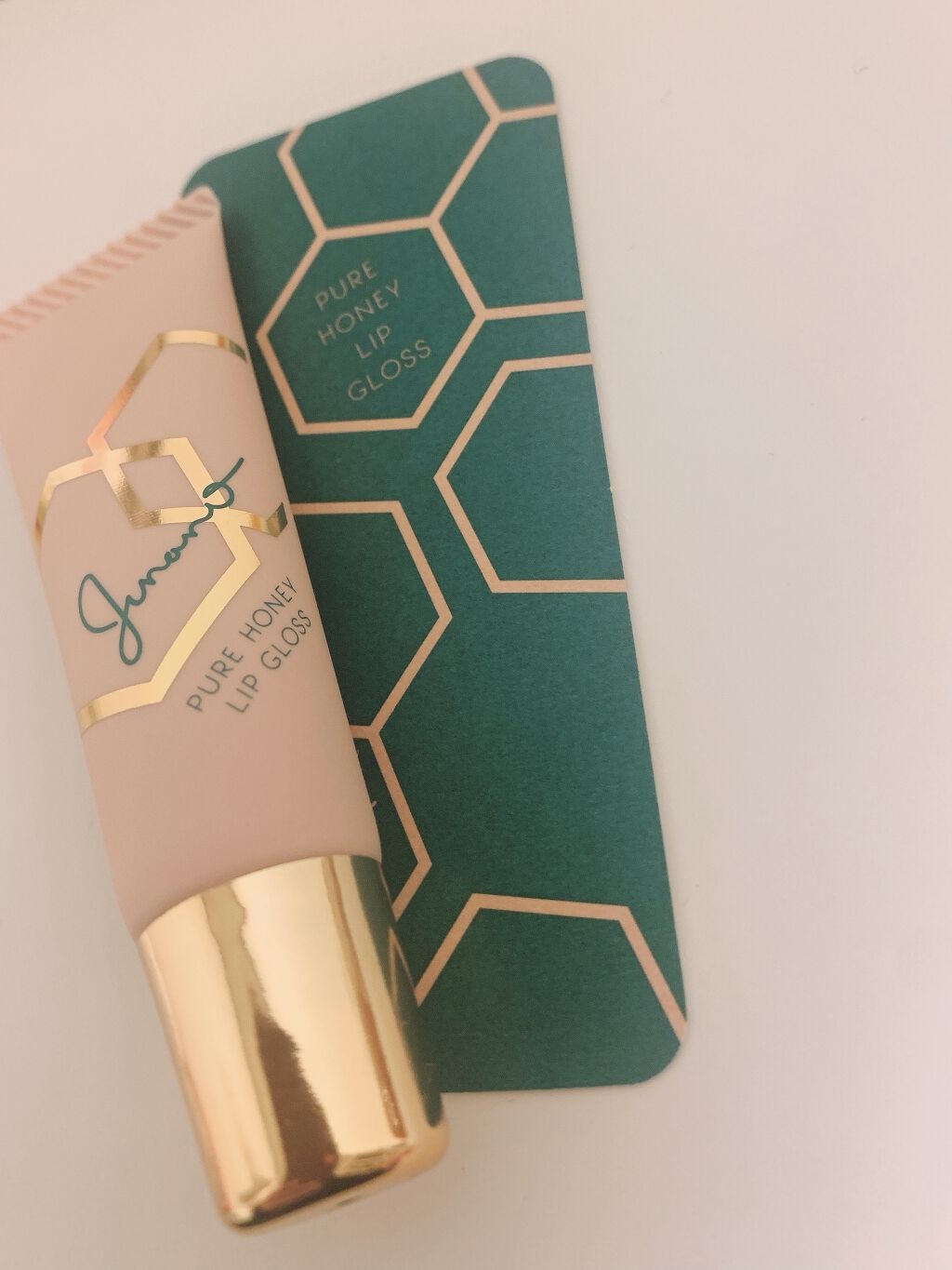Junano ピュアハニーリップグロスのクチコミ「モニターに選んで頂いたので、届き次第使わせて
もらいました〜😊🙌

成分を見ると・・・
ハチミ.....」（3枚目）