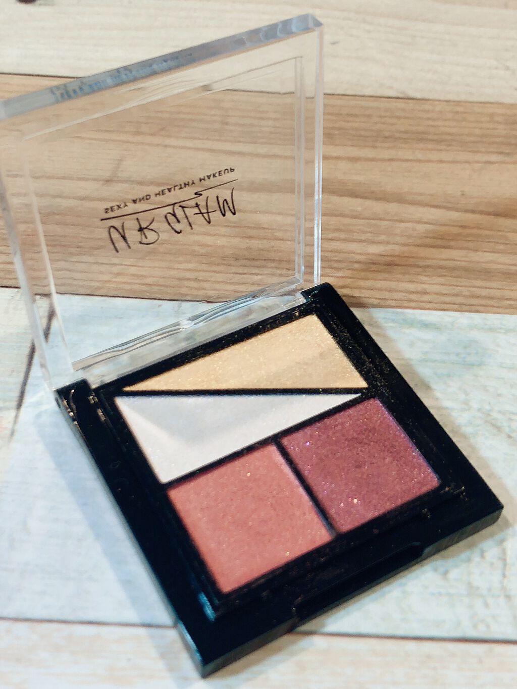 みこ on LIPS 「発色よし!某ブランドパレットと配色激似のアイシャドウ😳ダイソー..」(2枚目)