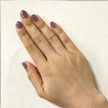 NAIL HORIC
ネイルホリック〈ネイルカラー〉5mL
BE 304


お洒落なくすみカラー😎
グレージュにほんの少しピンク？パープル？が混じったような色です
いつもより指が長く見える気がします🎊

そのままでもすごく可愛いですが、私はゴールドと合わせるのがお気に入りで、持っていたネイルシールの余りを一緒に貼りました😊


調べていて知ったのですが、ネイルホリックって全200色もあるんですね🙄
ネイルホリックのサイトではカラーが印象別に分けられていて、どれを買おうか悩んだときに参考になりそうです🌟
買う前に知ってたらよかった…！
ちなみにBE304は「Classic color 誰からも愛される 11色」に入ってました☺️
※画像3枚目はNAIL HORIC公式サイトのスクショです。


カラーはすごく気に入っているのですが、個人的には少し塗りにくいのが難点です🥲

ネイルホリックは丸筆で、ネイルに慣れていないと思い通りのところに色を乗せるのが難しいかもしれません⚠️
よかったら、何かコツがあれば教えてください…！
また、なぜか塗るときにかすれやすく（自分だけかも？）、筆につける液の量を気持ち多めにした方がきれいに塗れたように思います！


もう少しネイルが上達したら他のカラーも試してみたいです💪




#ネイルホリック #nail_holic #セルフネイル #ショートネイル の画像 その1