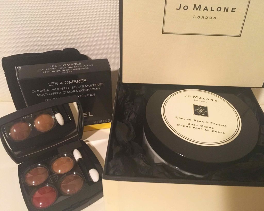 自分にクリスマスプレゼント🎁🎄

シャネルの赤キャトル。
今更感wでも最近、自分にはラメなしのマットなチークやシャドウが似合うなぁって気づいてから、急に欲しくなって。。アクセントの赤もかわいいんや…
でもなんかブラウンが、つけすぎるとち