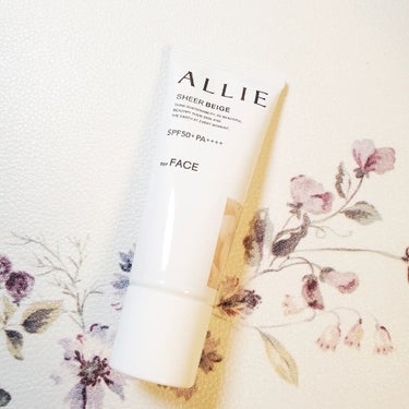 ALLIE様のプロモーションに参加中です。
アリィー ノーファンデ*UV 03
シアー ベージュ(SPF50+ PA++++)を使ってみた✨

肌色補正効果として毛穴＆色ムラに対応しており、
これ1本でキレイな仕上がりが叶えられる日やけけ止め！

🌟くずれにくい惹き寄せ美肌*のヒミツ🌟
（*メイクアップ効果による仕上がりのこと）

（1）ひと塗りで約750万個※の毛穴ぼかし＆UVカットカプセル※2が、
肌にきめ細かく均一に密着し毛穴をカバー！

　※１回使用量より算出
　※2毛穴ぼかしパウダー/UVカット成分/
　　 顔色補整顔料を美容液成分 ヒアルロン酸Na：保湿成分 で内包したカプセルのこと

（2）８時間テカりにくい・くずれにくい（メイクアップ効果）データ取得済み*
　*花王調べ。効果には個人差があります。


ミルキーベージュカラーのクリームで、肌なじみの良い色味！
なめらかなテクスチャーで、とても伸びがよい👏
まるでスキンケアのクリームのような感触！

厚塗りにならないのにナチュラルな仕上がり！
クマや毛穴目立ち等の肌悩みを
自然にカバーしてくれるのが嬉しい😊

シトラスウッディ＆パチュリの香りも
すっきりとした良い香りでお気に入り☺

*ファンデーション未使用時でも、自然なベースメイクが仕上がる日やけ止めのこと

#PR #ALLIE
#アリー #ノーファンデUV #日やけ止め #ベースメイク #化粧下地 #紫外線カット #美容好き #コスメレビューの画像 その1