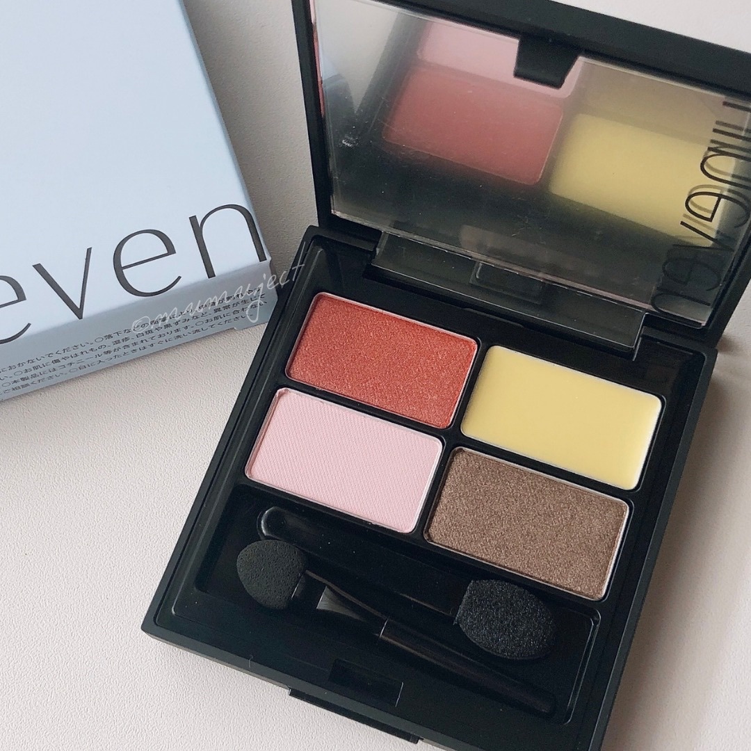 …✦…✦…✦

淡いピンクとグレーブラウンに
暖かみのある赤がアクセントの個性的な配色が可愛いです。

多色パールが控えめにツヤ感を出してくれます。
黄緑色は透明のバウムです。

公式のように
赤を全面に押し出したファッショナブルなメイクも