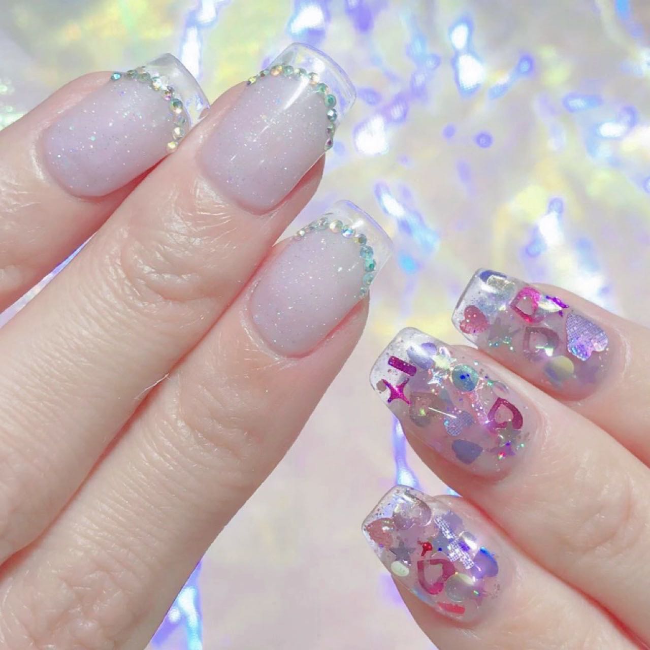 なかやまちえこ on LIPS 「holidaynail🎄⠀⠀ホログラムはPREXYのと私物の。..」(2枚目)