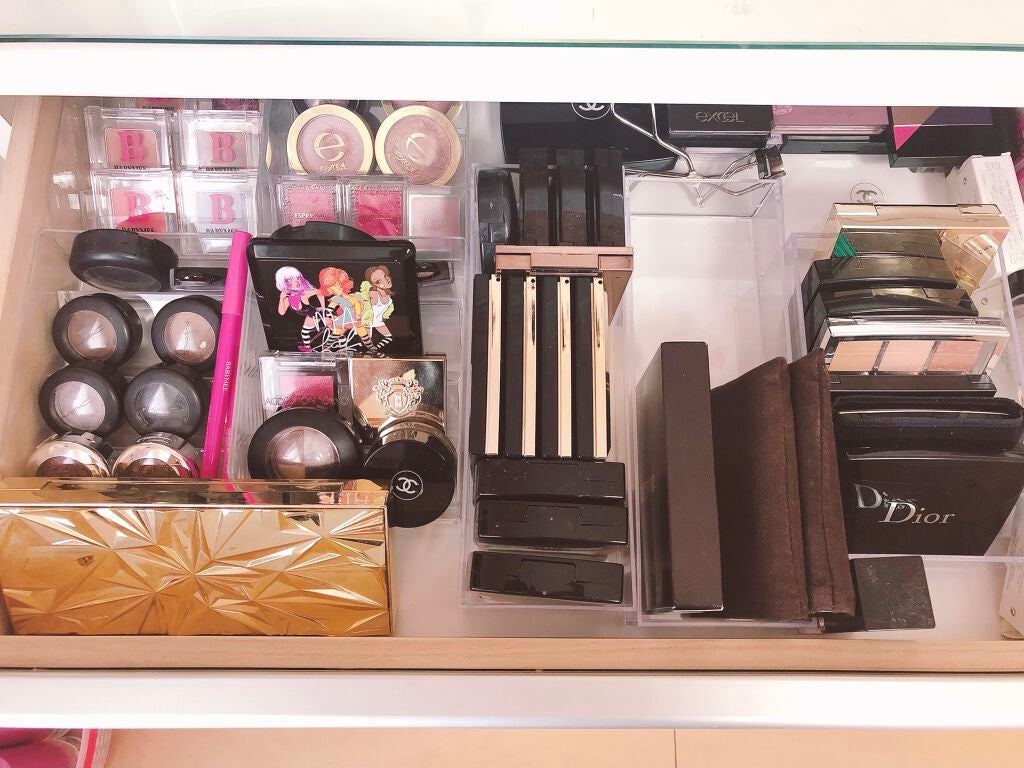 maki on LIPS 「私のコスメ収納をご紹介させていただきます💕かなりごちゃごちゃで..」(5枚目)