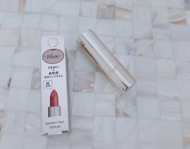 まるで宝石のようなリップ💄
表面にパールが吹き付けてあります。
(定番色はシルバー、ゴールド、グリーンのパール入り)

ザラザラになりそうですが、パールはスティック表面にコーティングされているだけで、中身はノンパールなので、想像よりギラギラしません。

潤うとろける系のティントです👄
薄付きなので、濃いティントが苦手な人にも♪


ミニサイズなので持ち歩きにもピッタリ♪



#Visée
#ジェミィティントセラム
#BE370
#コーラルクォーツ
#ヴィセ
#visee 
#ヴィセリシェ の画像 その2