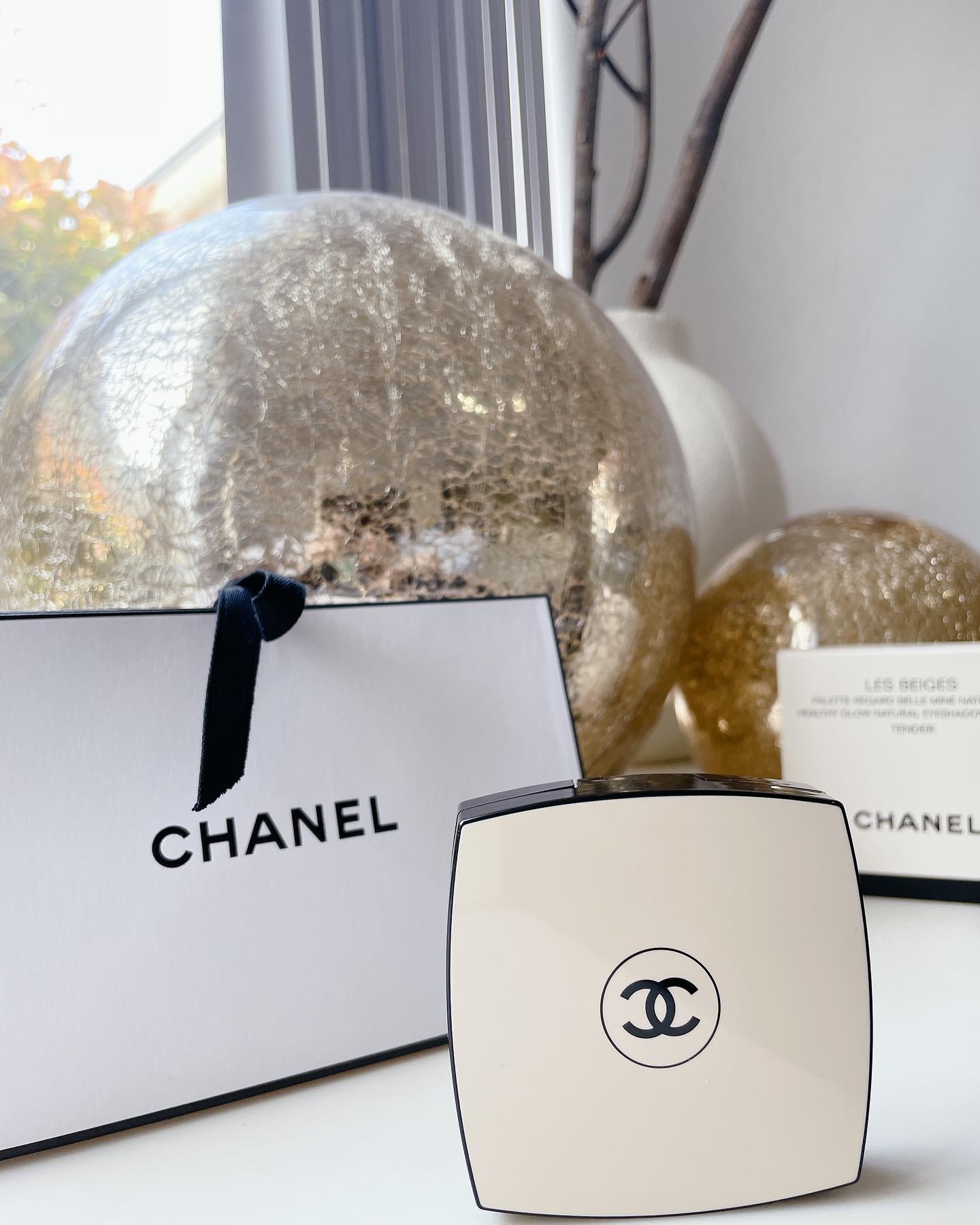 かわゆい😂
CHANEL
【レ ベージュ パレット ルガール アイシャドウ】テンダー
ウォームを使ってるiちゃんが素敵で
欲しいなって思ってたら誕プレで贈ってくれたの
まじで…
ありがとーーーう

すごい綺麗なピンクで使いやすい
ワンピ着