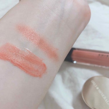 ブルベでもオレンジが使いたい🍊

❁SHIRO エッセンスリップオイルカラー　0A05 マジックアワー
❁ONLY MINERALS ミネラルピグメント　スターアニス

この2つの親和性の高さすごくない？？かわいくない？？？？

どちらもキラキラ〜というかメタリックな光り方をするオレンジなのですが、肌なじみが良く浮かないカラーです。
shiroのリップエッセンスはめちゃくちゃゆずの香りがするのが好きでちょこまか塗り直してしまっています。あと色味がすごく可愛い。単品でも使えるし、オレンジかブラウンのしっかり発色するリップの上から重ねてニュアンスを出すのも素敵です。
スターアニスはスパイスの名前らしく、ただのオレンジじゃなくて深みのある夕焼けみたいないい色です。全人類買って欲しい。
ピグメントはアイシャドウだけじゃなくチークやリップにもマルチに使える粉なので、1個買うと憧れのミネラルオレンジメイクが作れるのですき。量多すぎて減ってる気がしないです。
どちらも肌に優しい印象なので目元や唇の色素沈着くすみが気になってた私にはぴったりでした。

しっかり塗るとかなりパキッとした発色ですが、ブラシで優しくぽんぽん乗せると可愛いです！涙袋にもうっすら乗せて、目尻に濃く入れる囲みメイクが好きです🍊の画像 その1