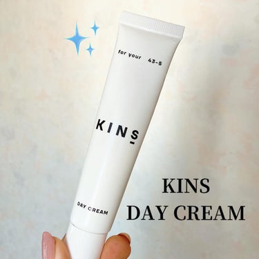 KINS デイクリーム🍦🤍
最近毎日使っている日焼け止め🧴

KINSといえば美肌菌！
KINS研究の菌ケアヴェールがお肌を守ってくれるという日焼け止めで、菌ケアヴェールの特徴は
⭐️天然の紫外線防御物質MAAs（マイコスポリン様アミノ酸）
⭐️人の皮膚の水分量を高い次元で維持する力を持っているエクトイン
⭐️潤いを守り、肌を整えるプレバイオティクス成分のエンテロコッカスフェカリス
⭐️天然由来のバイオスキンポリマー
⭐️三相乳化法で、白浮きしない、天然のウォータープルーフ性と保湿力を実現

というこだわりの成分や処方が搭載されています🥰🫧

日焼け止めなのはもちろん、ブルーライトカットや
花粉の付着を防いでくれるのもありがたい✨

テクスチャーは、厚みのあるクリームでのばすと肌色に馴染むので、トーンアップしすぎるのが嫌な方にもおすすめ😘💖男性とかも良いかも！

紫外線吸収剤フリーなのに、きしみがなく
白浮きしないのも使いやすいなあって思います♡

･*:.｡ ｡.:*･ﾟ✽.｡.:*・ﾟ ✽.｡.:*・ﾟ ✽.｡.:*・ﾟ

昨年、VOCEのレビューキャンペーンに当選していただいたものです🫧

#PR #KINS
#日焼け止め #ブルーライトカット #メイク下地 
#美肌菌 #バリア機能 #日焼け止め好き 
#お肌を守る #紫外線吸収剤フリー 
#おすすめコスメ #菌活 #菌活コスメの画像 その0