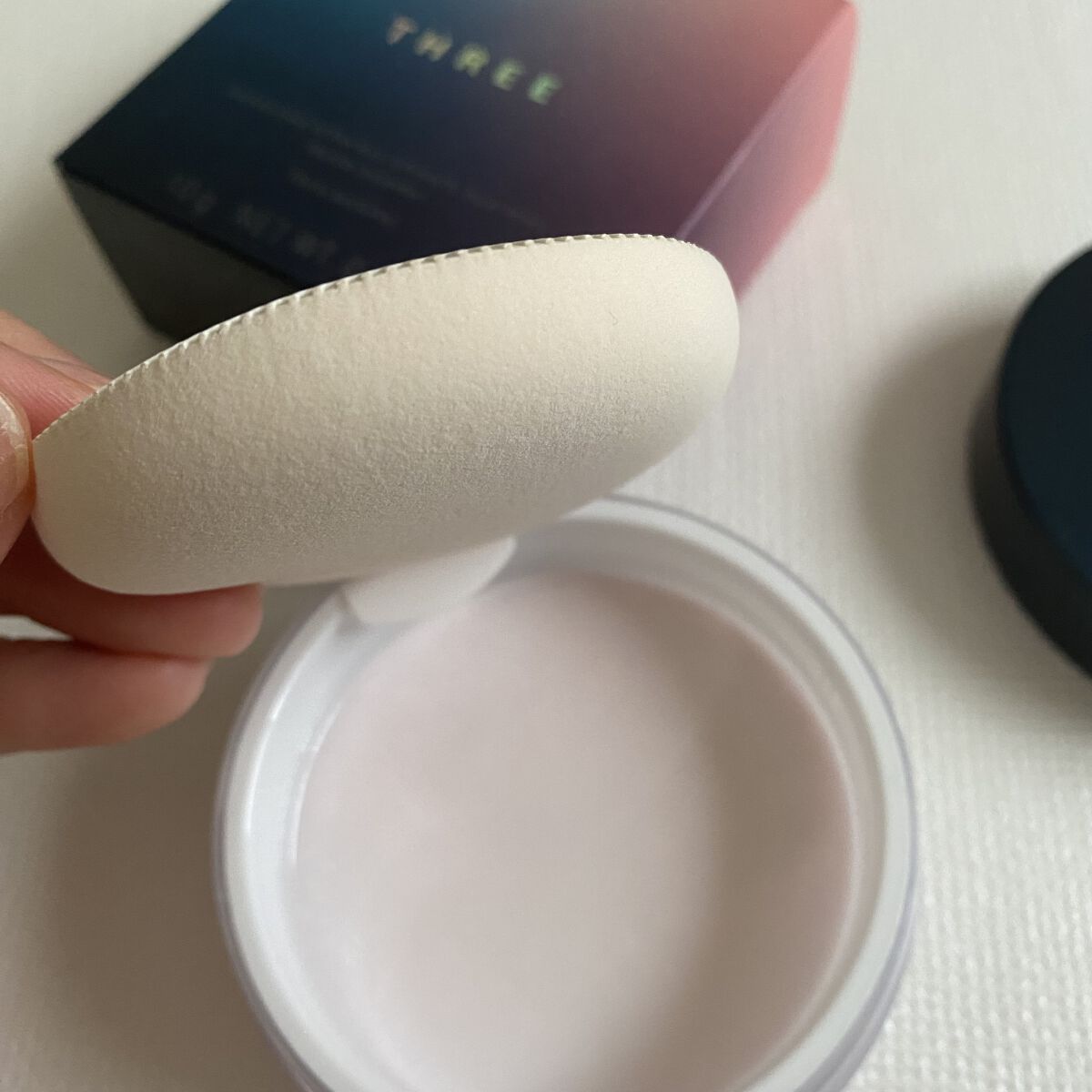 アドバンスドエシリアルスムースオペレーター ルースパウダー X01 ウォームグロー/THREE/ルースパウダーを使ったクチコミ（2枚目）