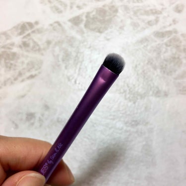 Real Techniques Eye Smudge + Diffuse Brush Setのクチコミ「二本のうち一本がお気に入り✨

スマッジブラシは、毛の密度が高くて、上から見たら楕円形。

ピ.....」（1枚目）