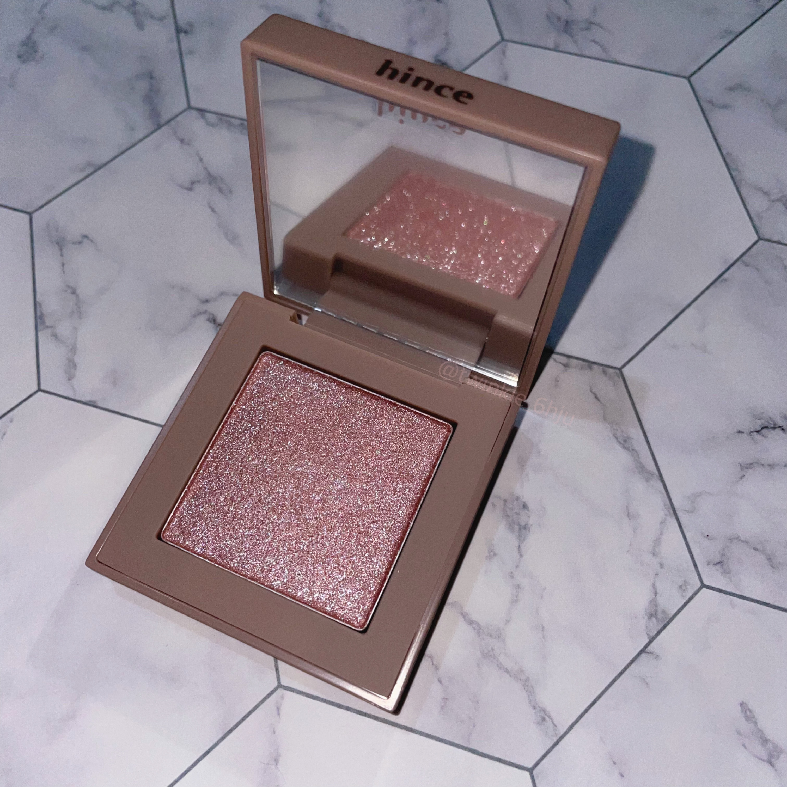 【商品】
hince ニューデップスアイシャドウ
SG001ビー・マイ・アリュール


【色味】
半トーン落ち着いたくすみパステルピンクがベースで繊細な輝きを演出


【ラメorマット】
グリッターに加えられたローズの陰影感がさらに優雅にき