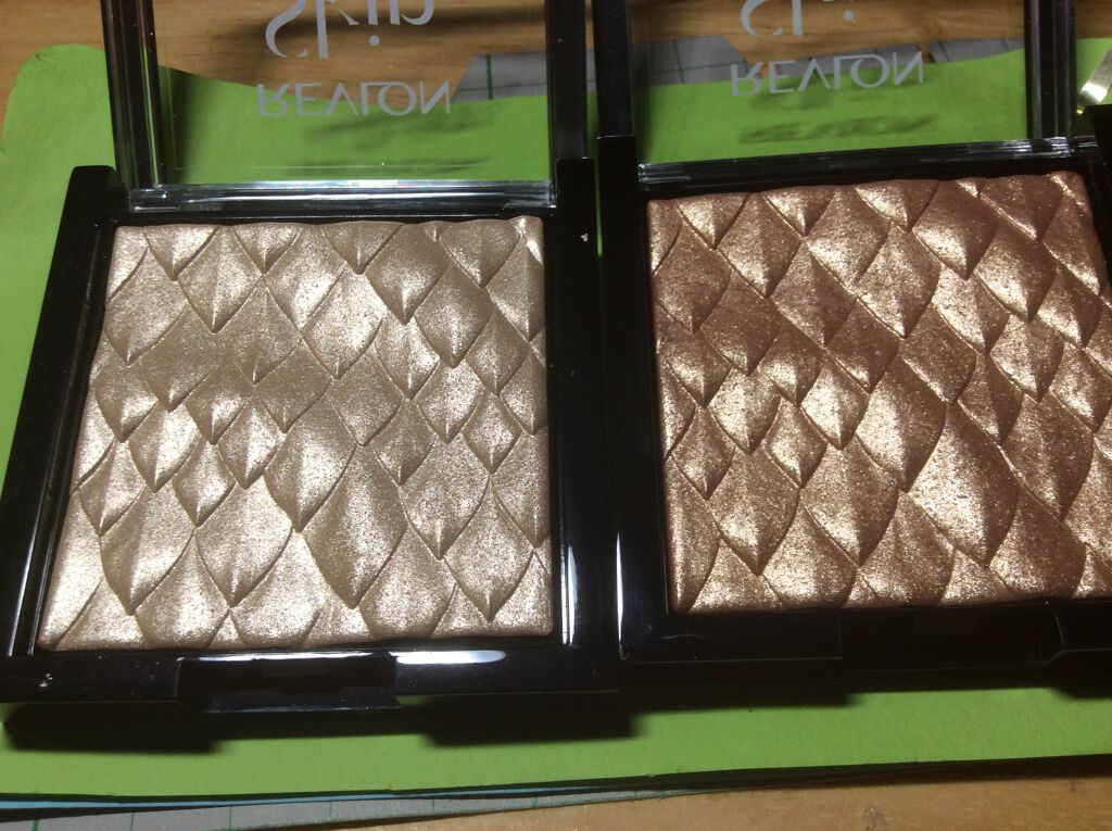 スキンライト プリズマティック ハイライター/REVLON/プレストパウダーを使ったクチコミ（2枚目）