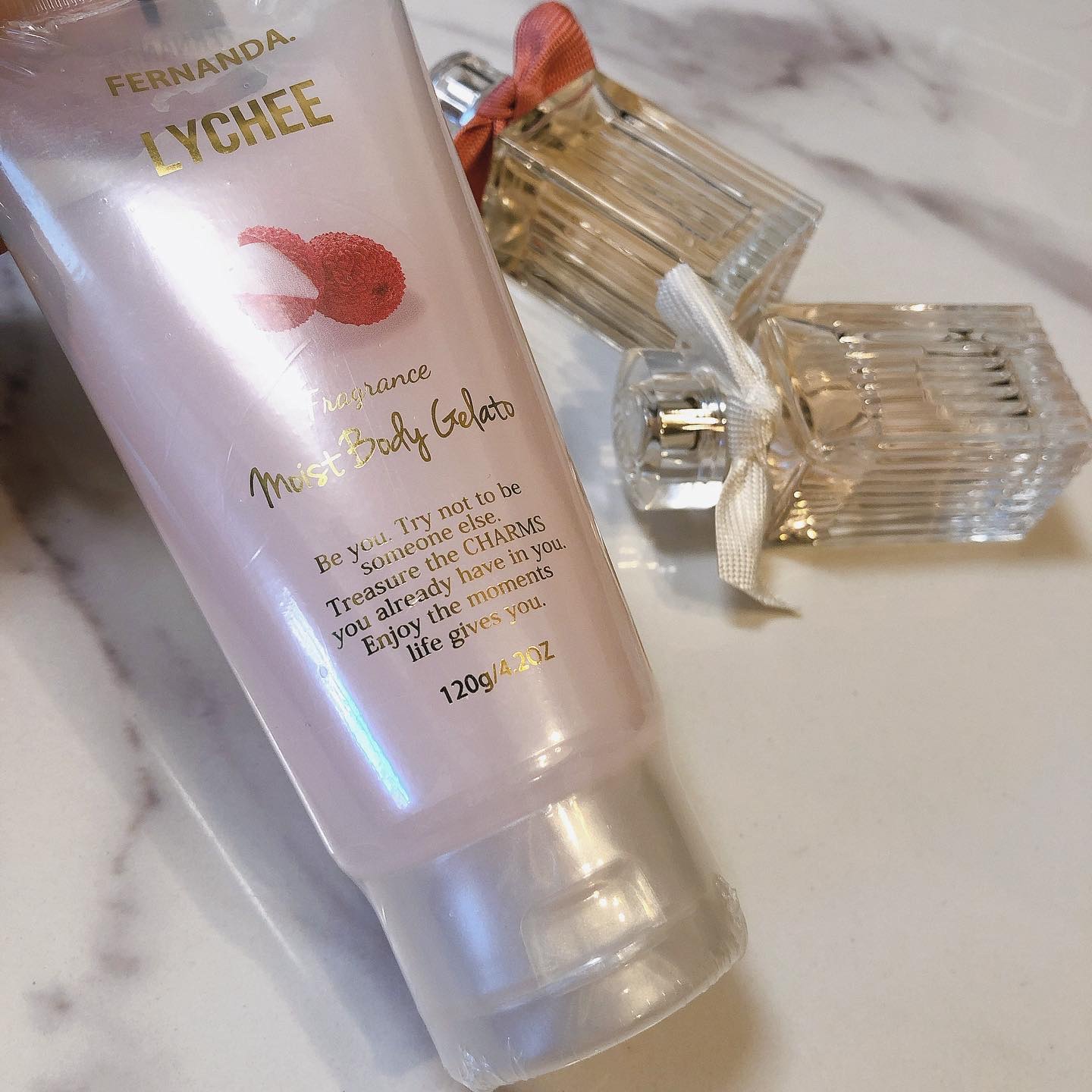 夏場のBODY care🧴🫧

┈┈┈┈┈┈┈┈┈┈

@fernanda_jp 
▷▶︎▷
#fragrancemoistbodygelato 
#moistbodygelato 

┈┈┈┈┈┈┈┈┈┈

夏場にボディークリームとか