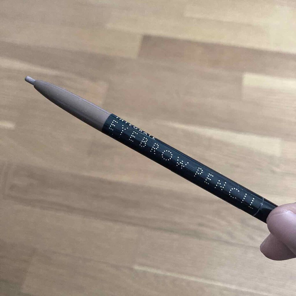 眉毛を書く時に私は基本ほぼこのアイブロウペンシルを使ってかきます👌

私が使ってるアイブロウペンシルは
資生堂 インテグレート アイブロウペンシル N BR666

お母さんにオススメしてもらってからはこれを愛用してます