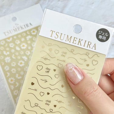 tsumekira yumiプロデュース マーガレットのクチコミ「ニュアンスフラワーネイル🌸

筆記体のシールを
お花の茎と葉っぱに見立てて…

◎使用アイテム.....」（3枚目）