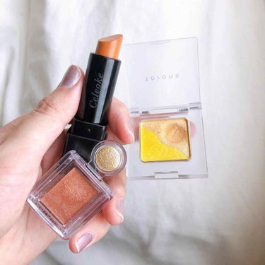 \ 出かける日の 垢抜けmakeup /

ヘルシーなメイクが気分です🍊
スウォッチがかなり上手に撮れて 気分上々でございます🙌
上瞼にgold 上下目尻にorange 下目頭にyellow