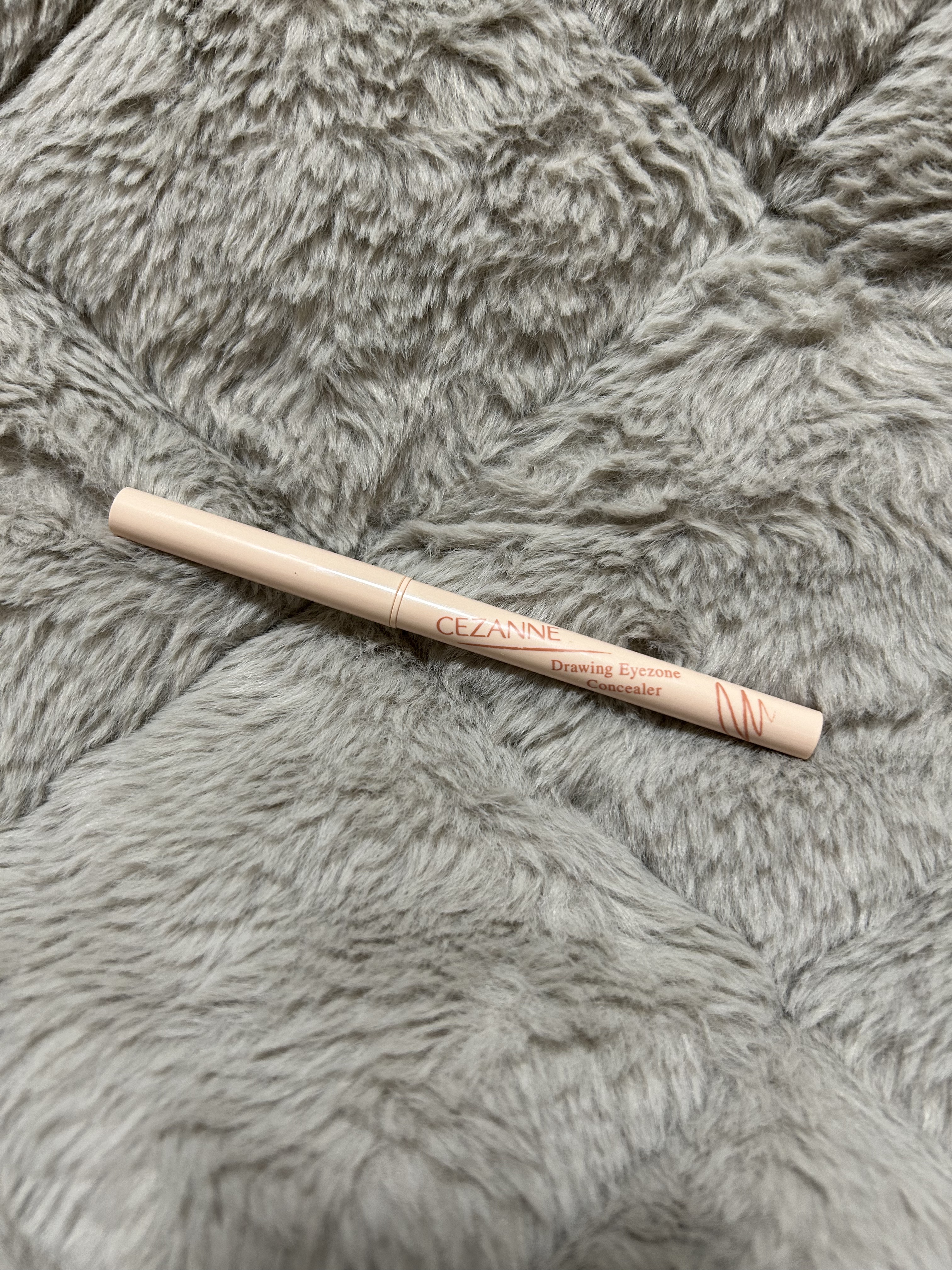  
【使った商品】CEZANNE 描くアイゾーンコンシーラー　なじみベージュ

【値段】¥660

【使用感】スルスルかけて伸ばしやすい！その場で定着するからニキビ隠しにもとてもいい👍🏻

【良いところ】プチプラ！！

【どんな人におす