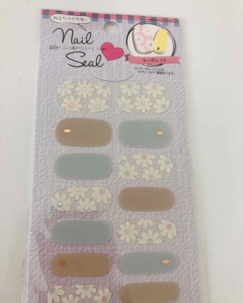 ななみん¨̮ on LIPS 「キャンドゥは貼るだけネイルシールが種類豊富で可愛いものが沢山!..」(3枚目)