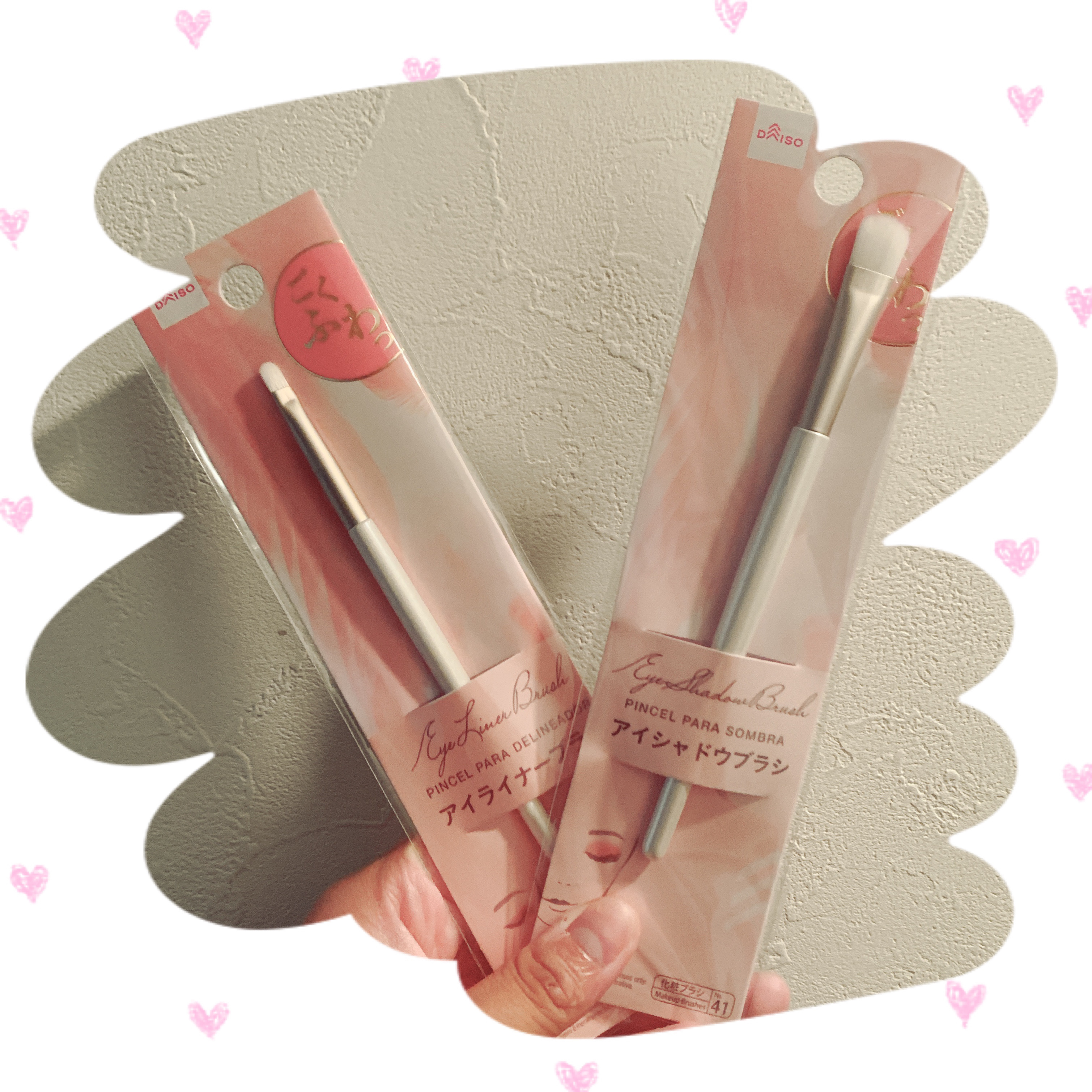 
ブラシが汚れたのでダイソーで購入✨

ふわふわ毛質で塗心地良さげ☺️

 #お値段以上コスメ 