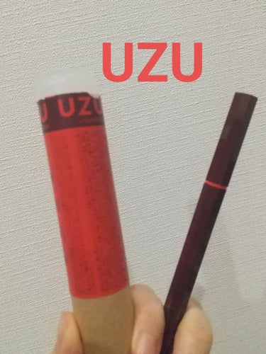 UZU BY FLOWFUSHIのアイライナー
EYE OPENING LINERです🍀

色はバーガンディー
思ったより赤み強めの色です👍️
筆の描きやすさは相変わらず✨
滲まない、よれないアイライナ