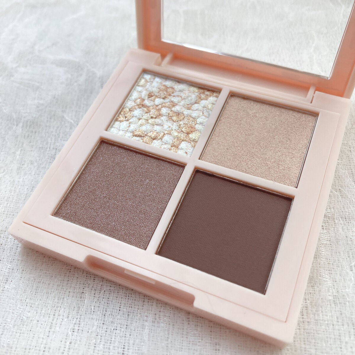 レブロン ダズル アイシャドウ クアッド/REVLON/アイシャドウパレットを使ったクチコミ(3枚目)