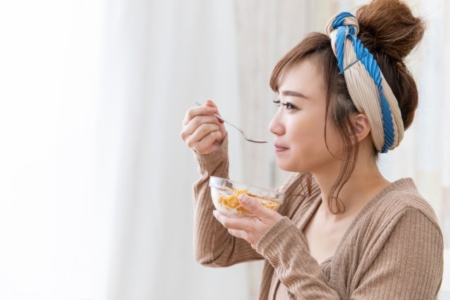 グラノーラを食べる女性