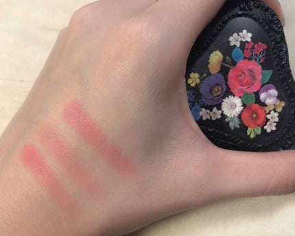 ANNA SUI フェイスカラー Mのクチコミ「
ANNA SUI フェイスカラー 400💋
とにかくパケが可愛い。
朝イチどれだけ眠たくて.....」(3枚目)