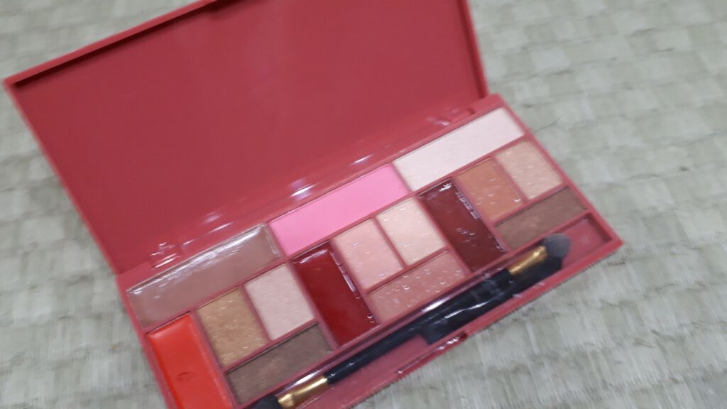 colorful_make_lrd on LIPS 「これは、本屋さんで買って本の中に入ってたコスめ😭😂可愛くてみん..」(2枚目)