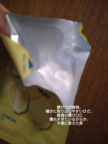 HOLIKA HOLIKA PURE ESSENCE MASK SEETのクチコミ「レモン🍋見た目が効きめありそうだから
買ってみた✋笑

変わったところに開け口があって、
ピロ.....」（3枚目）