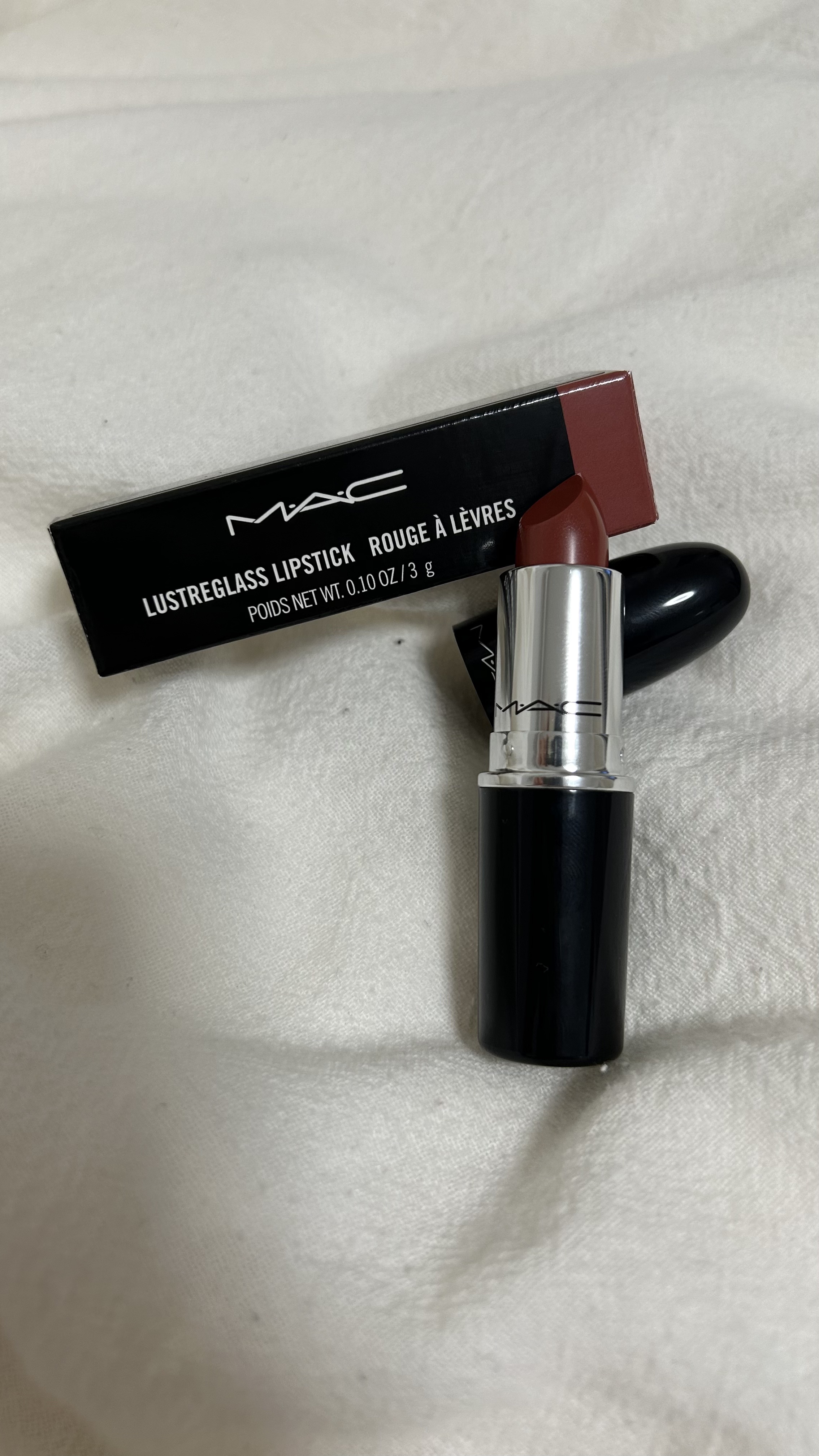 【使った商品】M・A・C　ラスターガラス リップスティック　ビジネス カジュアル

【色味】大堂の薄いレッド

【色もち】マスクにつかない

【質感】つやつや

【保湿】少し乾燥しちゃう

【良いところ】チョコの匂いがいい匂い
　　　　　　