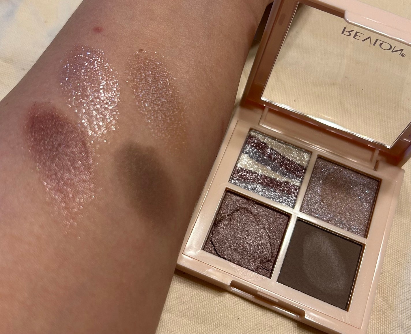 レブロン ダズル アイシャドウ クアッド/REVLON/アイシャドウパレットを使ったクチコミ(1枚目)