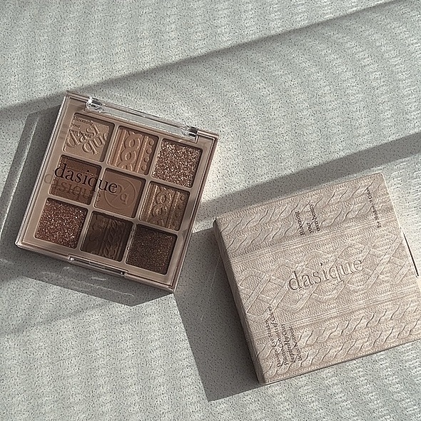 
【dasique シャドウパレット  #15  ベージュニット】

アイシャドウが苦手で、使うとしても専ら単色アイシャドウばかり使ってて、でもパレット欲しくなってきて(笑)ロムアンドのパレットとかも気になったり悩みに悩んで決めたこれ。

