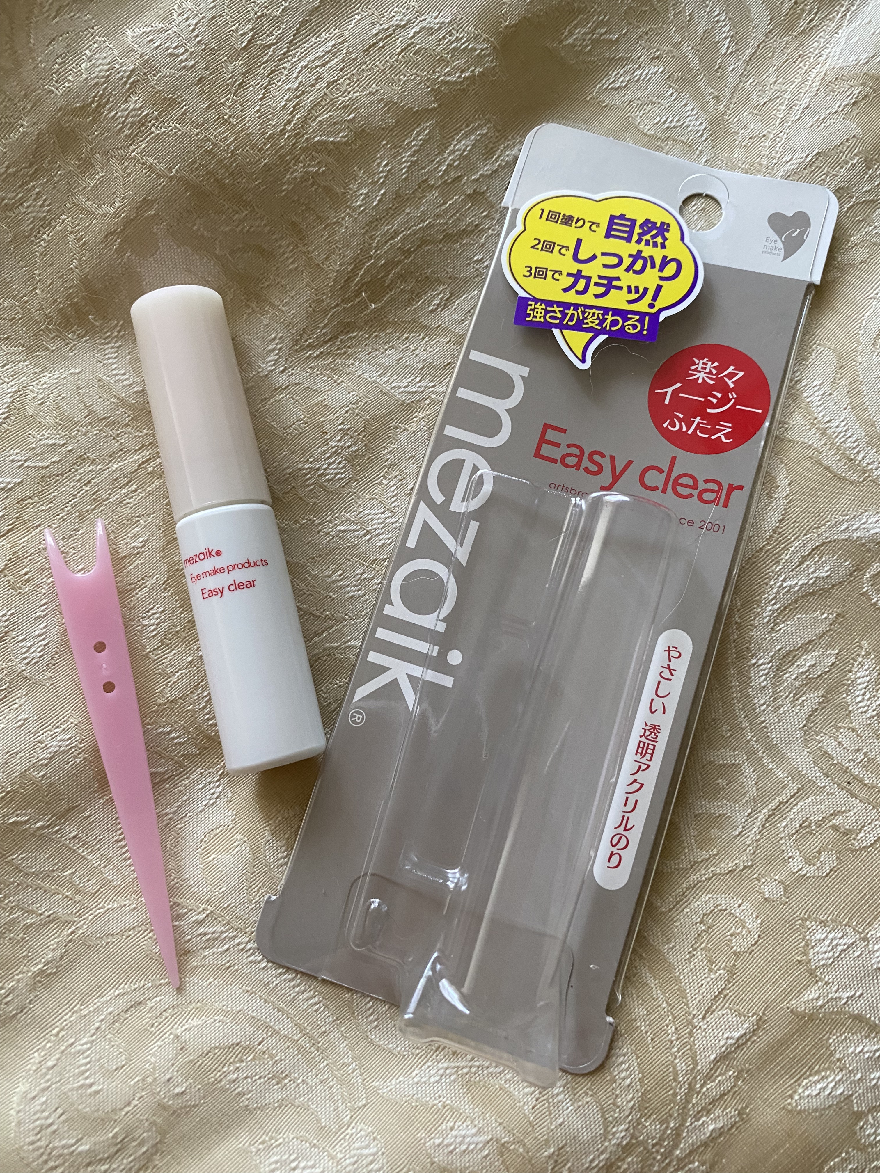 メザイクはファイバータイプを使っていて
良かったので
こちらの接着タイプも試してみることに。。。

なんといっても
アイメイクをした上から簡単に
ふたえがつくれてしまうところが
気に入りました

もちも良く1日中
二重メイクキープできました