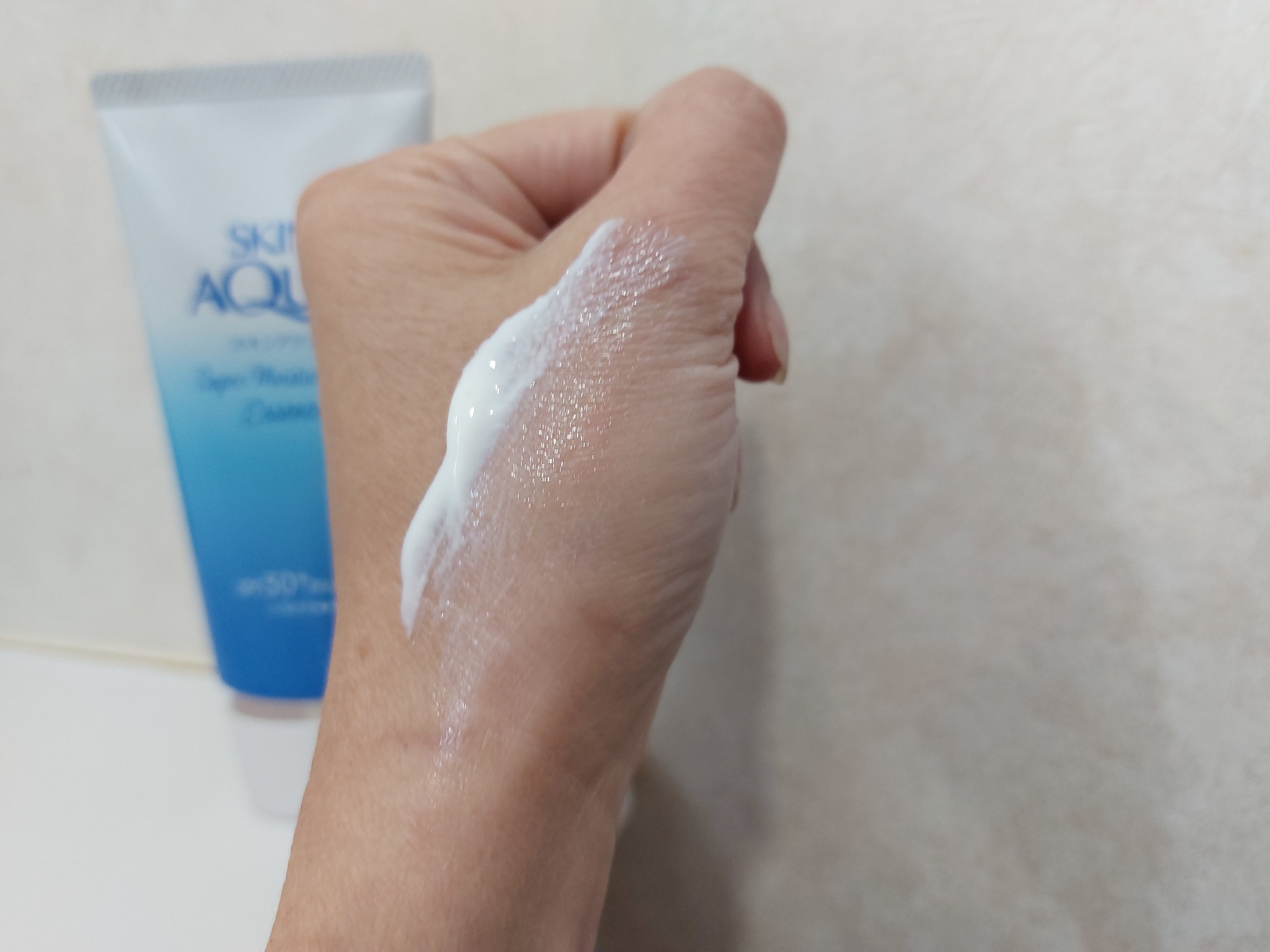 スーパーモイスチャーUVエッセンス/スキンアクア/日焼け止めローションを使ったクチコミ（3枚目）