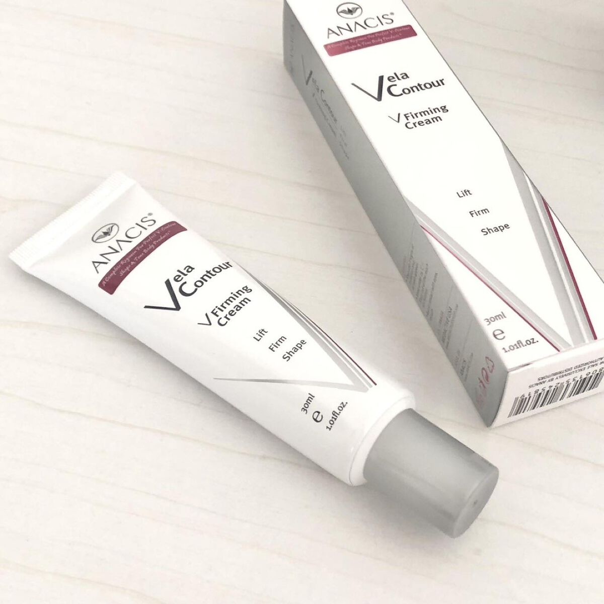 ANACIS
ベラコンツアーフォーミングクリーム

半透明のテクスチャがポイントのクリーム。
細長いノズルで出てくるクリームが伸びが良くて使いやすい。
目元のシワや額のシワなど、使いたい部分だけ使えるのもいいところ。
塗ったところがピタッと