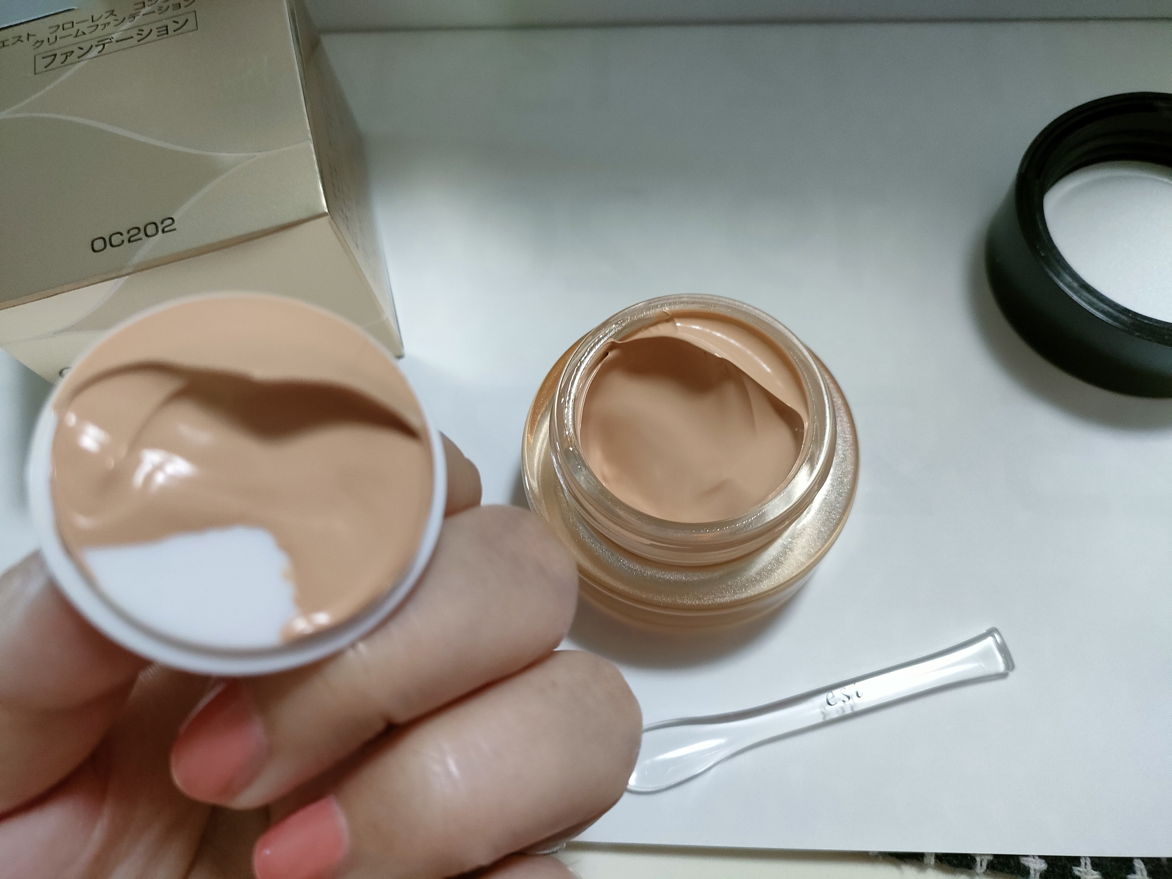 エスト フローレス コンシーリング クリームファンデーション OC202 オークル/est/クリーム・エマルジョンファンデーションを使ったクチコミ（2枚目）