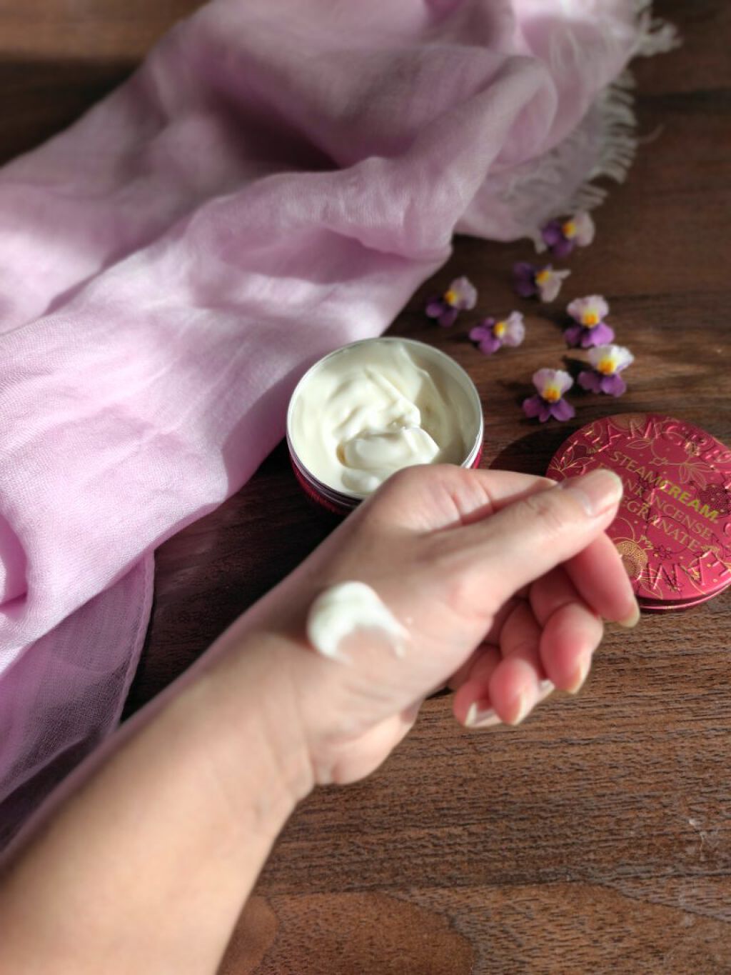 STEAMCREAM スチームクリーム フランキンセンス＆ざくろ のクチコミ「スチームクリームの中で私のベスト３に入る「フランキンセンス＆ザクロ」
 
超絶乾燥肌の私は冬は.....」（2枚目）