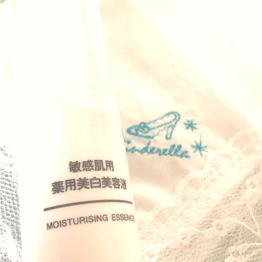 🌸敏感肌用薬用美白美容液 50ml🌸

美容液が欲しくて購入。
お値段も試しやすい価格で◎
コスメ雑誌にも高評価で期待してました。

まだ購入して１週間程なので、これと言った実感はありません。
ニキビも