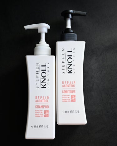 STEPHEN KNOLL『REPAIR&CONROL SHAMPOO W / CONDITIONER W』

「枝毛」「切れ毛」「ゴワつき」など、深刻なダメージが気になるタイプ向けのシリーズを使ってみました。

スティーブンノルのインバスアイテム4種類の中でも、いちばん〝しっとり〟とするタイプ。

また、シャンプーはアミノ酸系洗浄成分が採用されていているそう。
いわゆる「アミノ酸系シャンプー」と呼ばれているタイプで、優しい泡立ちと洗浄力、そしてしっとりとした洗い上がりとのことで人気ですよね。

✍︎香り
香りは〝フローラルフルーティムスクの香り〟で、幅広い年代・性別問わず、使いやすい香りにリニューアルしたものとのこと。
トップノートにグリーンアップルやリーフィグリーン、ミドルノートにミュゲやラベンダー、エンドノートにムスクやサンダルウッドなど。
アメニティにありそうな、パウダリーな香りだなと私は感じました。

✍︎使用感など
シャンプーは見た目にパール感のあるタイプ。
泡立ちも良く、気持ち良く洗えるなと感じます。
トリートメントはみずみずしく、かなり伸びの良いテクスチャーでした。

わたしは捻転毛のあるくせ毛で、硬さもあり、ゴワつきや乾燥は平均よりも酷いタイプです。
重さはあまりないものの、「ゴワつき」が気になる方へ向けたタイプとのこともあり、指通りの良さは気持ち良いなと感じました。

------------------------------------------------------------の画像 その0