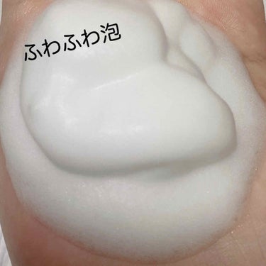 ふんわり泡で摩擦レス🛁


サマーズイブ
フェミニン泡ウォッシュ　1200円



サマーズイブから泡タイプが出ていたんですね！知らなかった😳
普段固形石鹸のデリケートゾーンソープを使っているので、泡で出てくるのめっちゃ楽です笑


肌への負担が少ない洗浄成分を配合していて、やさしい処方にこだわった弱酸性の泡ウォッシュ。
アルコールフリー、ソープフリー、アレルギーテスト済みです。
洗浄だけでなく植物由来の保湿成分も配合しているので、肌を乾燥からも守ってくれます。


デリケートゾーンは体の中でも最も薄い皮膚。
外からの刺激に弱く下着の摩擦など少しの刺激でもトラブルの原因となってしまいます。
だから、たとえ気になる汚れでもごしごし洗うのは絶対だめ🙅‍♀️
肌トラブルを起こしやすくなったり、刺激によってメラニンが作られて黒ずみの原因になることもあります😢
フェミニン泡ウォッシュなら、肌を擦らず泡の上からなでるように洗えるので摩擦を起こさずに洗うことができる！


ワンプッシュタイプなので、片手で使えるのも嬉しいですね😌🌱
フローラルソープの香りとありますが、キツくなくやさしーーく香ります。
デリケートゾーンソープと分かりづらい可愛い見た目も好き。


毎日の入浴時や生理中、出産前後のケアとしても使用できます。
気になった方ぜひチェックしてみて下さい♩


最後まで読んで頂きありがとうございました！
質問などありましたらコメントお願いします。の画像 その1