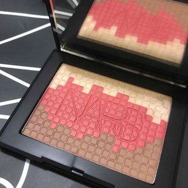 NARS モザイクグローブラッシュのクチコミ「2019/2/15限定発売のブラッシュ
モザイク型に凹凸のある見た目がめちゃくちゃかわいいです.....」（1枚目）