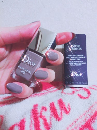 Dior Vernis(ディオール ヴェルニ) 10ml
Color:)Palais Royal
私の爪は広い上に長いので
今まで小さなハケではムラなく塗るのが
すごく難しかったのですが
これはハケが大