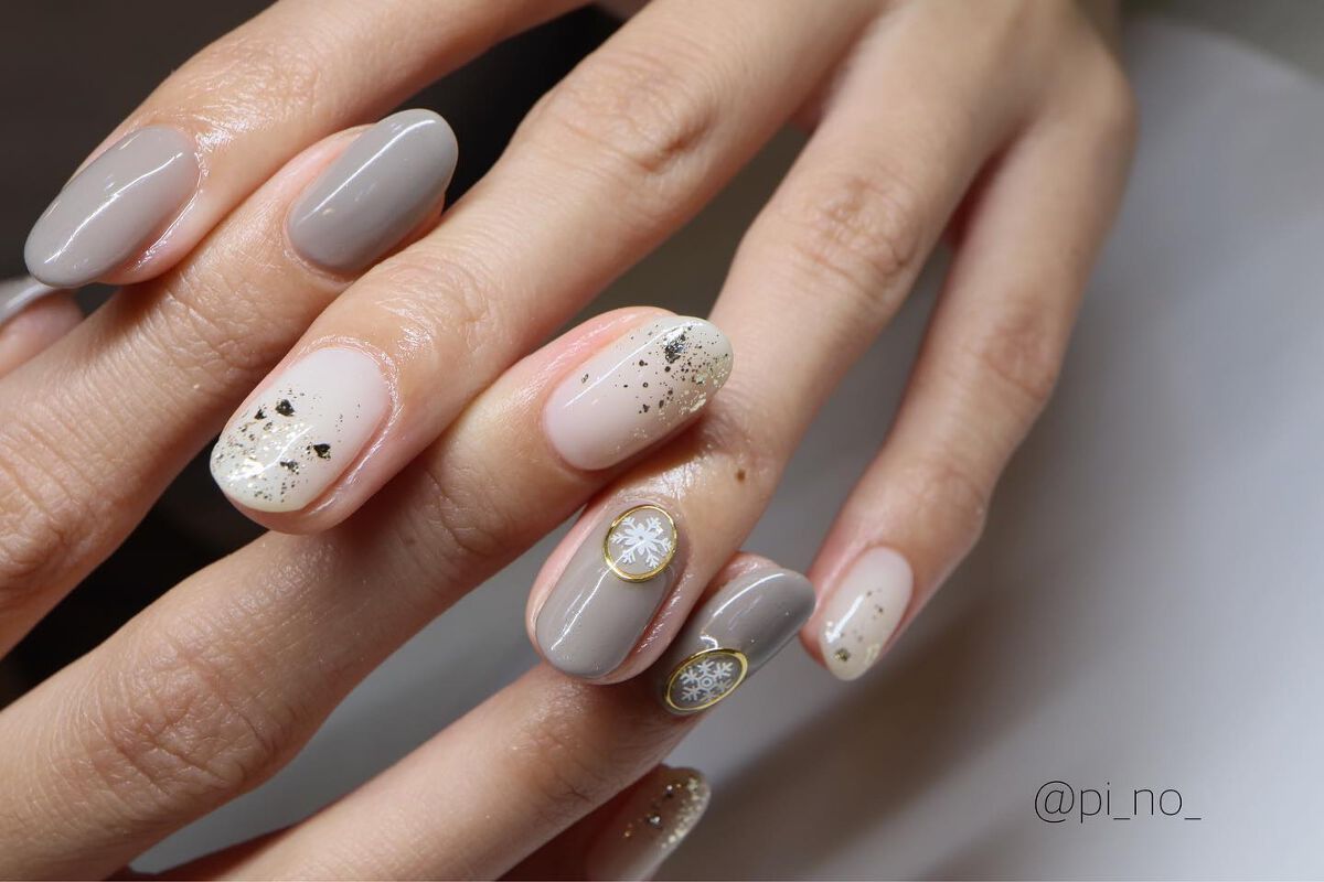 #グレージュネイル,#雪の結晶ネイル,#キラキラネイル,#ホロネイル,#定額ネイルのネイルデザイン