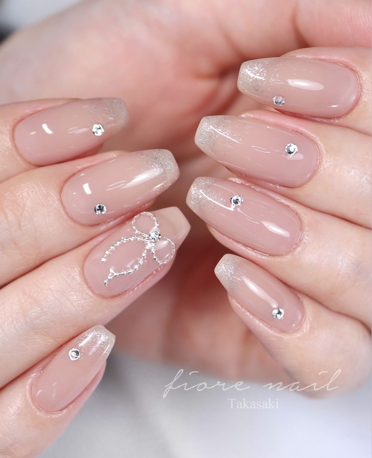 使用アイテム @reagel.nail 
・S045 シアーグレー
⁡
トレンドのちゅるっ✨️とした
シアーカラーをお探しの方におすすめな
S041-S045のシリーズの中のこちらは
柔らかさのあるグレーです🩶
⁡
こちらの画像では2度塗