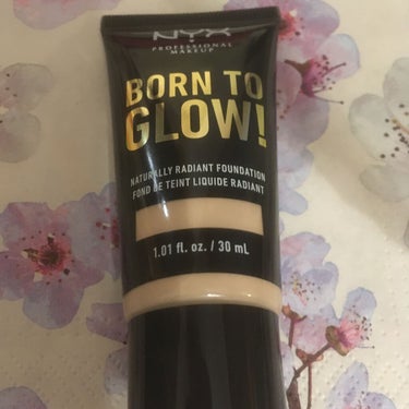 NYX Professional Makeup ボーン トゥー グロー ナチュラリーラディアント ファンデーションのクチコミ「NYX Born to glowリキッドファンデーション
<NYX Professional .....」（1枚目）